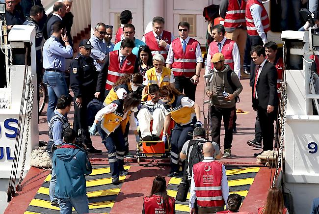 Migranten werden von der türkischen Polizei begleitet, nachdem sie mit der Fähre von der griechischen Insel Lesbos in Izmir in der Türkei ankommen. (Archivbild)