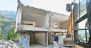 Nach Plan. Der Leuker Gemeindepr&auml;sident Martin L&ouml;tscher gestern Freitag vor dem ehemaligen Abwartshaus des Sustner Primarschulhauses:  &laquo;Alles verl&auml;uft nach Plan.&raquo; Foto wb