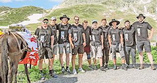 Unterwegs. Die Wandertruppe unterwegs in der Bergwelt zwischen Deutschschweiz und Goms.