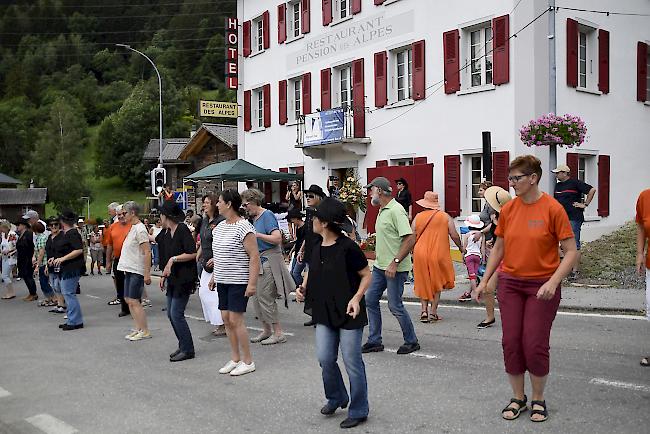 <b>Impressionen.</b> …bei der Einführung zum Line-Dance mit den «Mountain Dancers» …