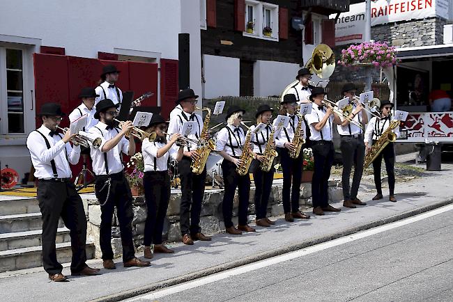 <b>Impressionen.</b> … der Brass Band «Modern Wheat Beat» lauschend …