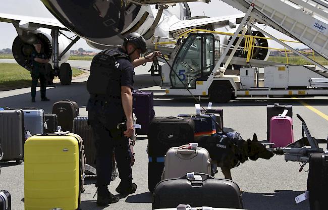 Sicherheitskräfte untersuchen nach der Drohung das betreffende Flugzeug der Lufthansa.