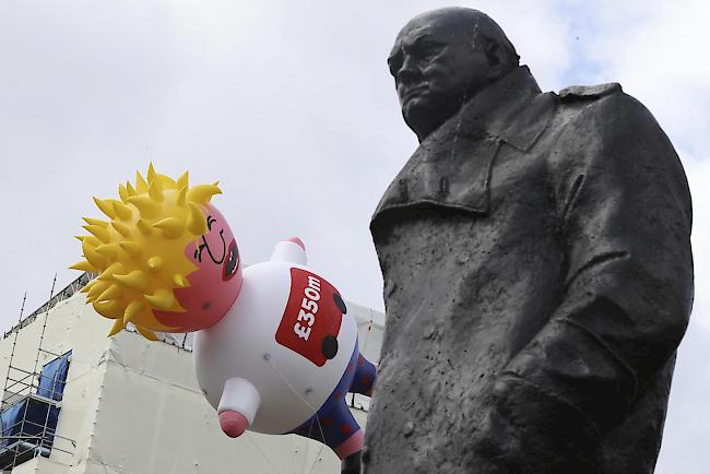 Mit einer riesigen Boris-Johnson-Puppe namens «Baby Blimp» machte am Samstag in London ein Protestzug auf sich aufmerksam.