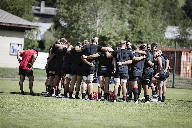 Team-Spirit. 42 Spieler, der Stuff umfasst mehr als zwei Dutzend Leute. 