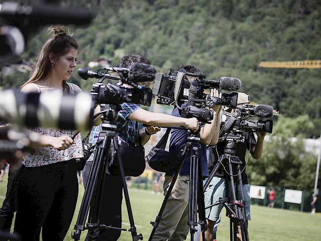 Medienrummel. Sportjournalisten aus aller Welt verfolgen jeden Tritt. 