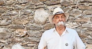 Leise T&ouml;ne. Jean-Pierre D&rsquo;Alpaos (rechts) k&uuml;ndigt die erste Lesung  von Beat Albrecht an.Foto WB