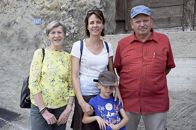 Alfreda Kuonen (73) aus Leukerbad, Sibylle Mathieu (42) mit Leonel aus Leuk und Ernest Kuonen (68) aus Leukerbad.