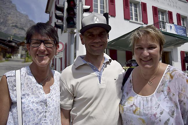 Ursula Meichtry (48) aus Visp, Flavian (52) und Petra (49) Kippel aus Leuk.