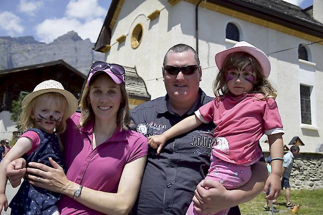 Aline (2), Silvia (32), Manuel (38) und Emily (4) Schnyder aus Guttet-Feschel.