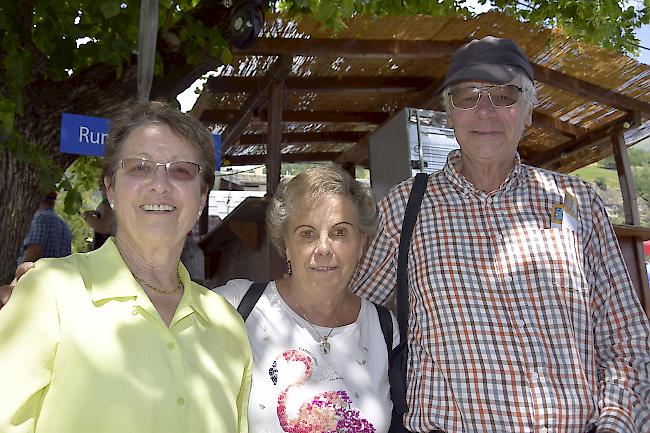 Marie-Rose Zumofen (75), Priska Grichting (73) und Bruno Zumofen (77) aus Leukerbad.