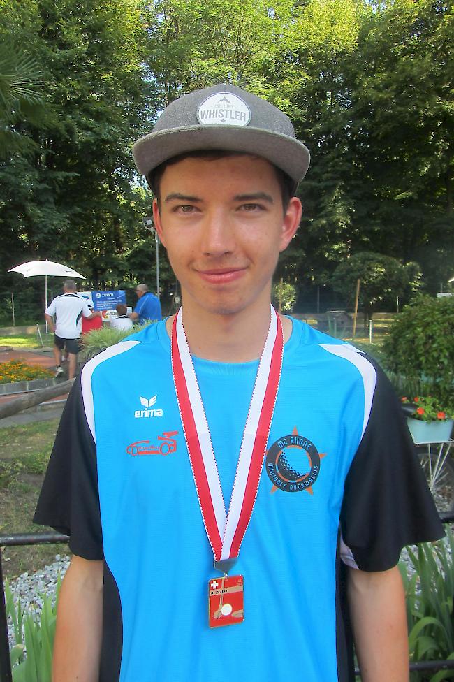 Marco Zengaffinen holt die Silbermedaille bei den Minigolf Einzelschweizermeisterschaften in Locarno.