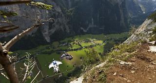 Zwei Basejumper im Lauterbrunnental.