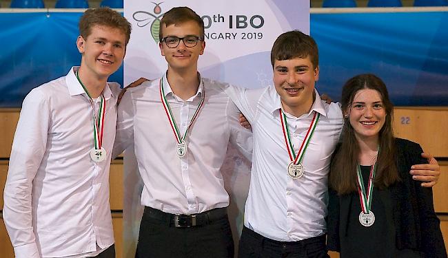 Die Schweizer Medaillengewinner an der diesjährigen Biologie-Olympiade in Ungarn (v.l.): Niklas Wiesmann vom Gymnasium Oberwil (BL), Jannik Wyss vom Gymnasium Oberwil (BL), Jeremy Feusi von der Kantonsschule Kreuzlingen (TG) und Noemie Allet vom Kollegium Spiritus Sanctus in Brig. 