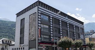 Solid. Die Walliser Kantonalbank (Bild Sitz in Martinach) wirtschaftete im ersten Halbjahr gut.