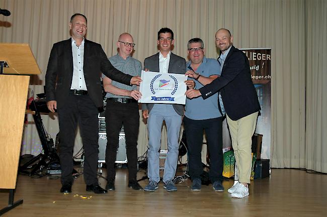 Jubiläums-Dinner in der Mehrzweckhalle in Obergesteln (v.l.): Christian Imsand, Gemeindepräsident Obergoms, Daniel Biderbost, Gemeindeschreiber, Nicolas Bürcher, Club-Manager sowie Patric Zimmermann, Gemeinderat und Patrick Ruppen, Club-Präsident.
