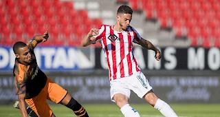 Abdellaoui kommt f&uuml;r einmal vor seinem Valencia-Gegenspieler an den Ball, doch der FC Sitten blieb im Testspiel gegen die Spanier chancenlos.