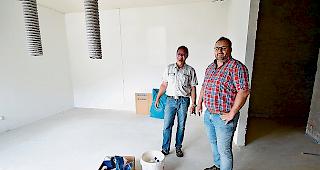 Zuversichtlich: Gemeinderat Arno Brantschen (l.) und Gemeindepr&auml;sident Ren&eacute; Abgottspon auf der Baustelle der MZH Baltschieder.