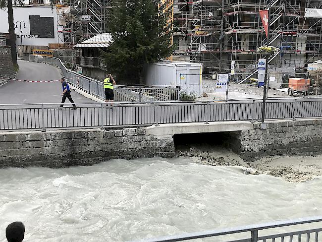 Mündung Matter Vispe. Polizei hat das betroffene Gebiet abgesperrt.