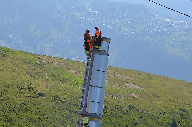 Impressionen der Montage der Stützmasten für die neue 10er-Gondelbahn auf die Fiescheralp.