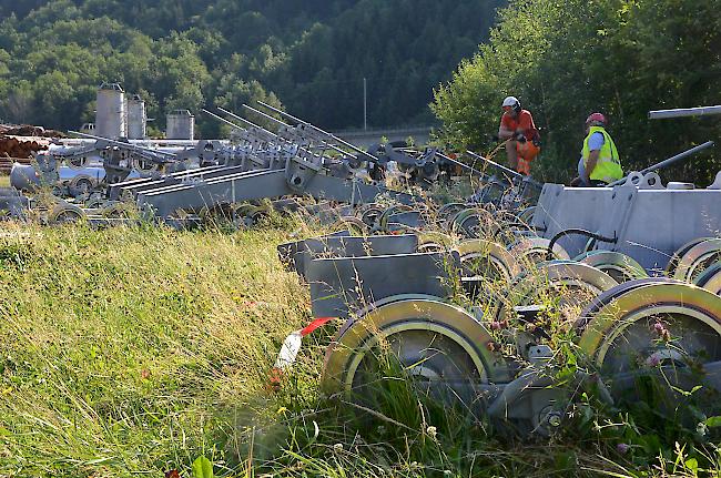 Impressionen der Montage der Stützmasten für die neue 10er-Gondelbahn auf die Fiescheralp.