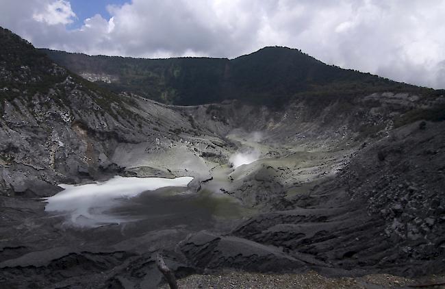 Der Vulkan Tangkuban Perahu in Java spuckte am Freitag Asche rund 200 Meter in die Luft.
