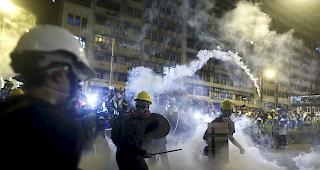 Die Proteste am Samstag verliefen zuerst friedlich. Sp&auml;ter setzte die Polizei Tr&auml;nengas ein. 