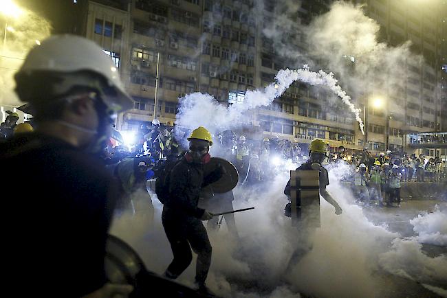 Die Proteste am Samstag verliefen zuerst friedlich. Später setzte die Polizei Tränengas ein.