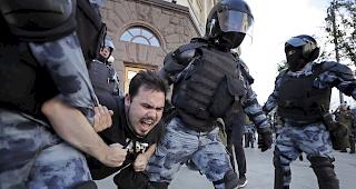 Die Einsatzkr&auml;fte gingen mit grosser H&auml;rte gegen die Demonstranten vor und setzten auch Schlagst&ouml;cke ein.