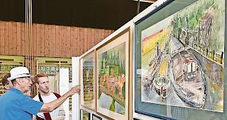 Begegnung. Dieter Wyden (links) erkl&auml;rt seine Gem&auml;lde.