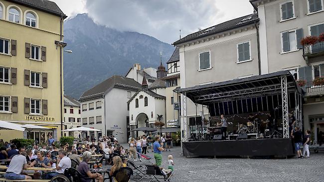 Gartenplausch auf dem Briger Stadtplatz.