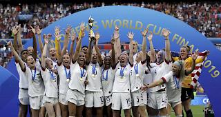 Gehalt und Boni. Die Frauen-Nationalmannschaft der USA verdiente in den vergangenen Jahr mehr als ihre m&auml;nnlichen Kollegen.