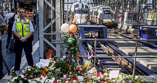 Am Tatort am Frankfurter Hauptbahnhof herrschte am Dienstag Entsetzen. Zahlreiche Menschen legten am Perron 7 Blumen, Kerzen und kleine Teddyb&auml;ren nieder.