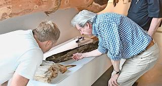 Erkl&auml;ren. Hanspeter Holzhauser (rechts) weist Hans-Christian Leiggener auf Details  des alten Holzhammers hin.