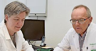 Erfolgreich: &Auml;rztepr&auml;sidentin Lehky Hagen und Ren&eacute; Julen vom Walliser Apothekerverband.