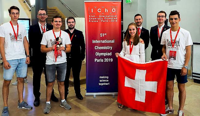 Einmaliges Erlebnis. Alain Pfammatter (links) qualifizierte sich gemeinsam mit drei weiteren Schweizer Chemietalenten für die internationale Chemie-Olympiade in Paris.