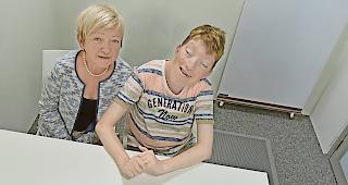 Riesenfreude. Bernadette Bellwald und ihr Sohn Daniel mit ihrem gemeinsamen Buch &laquo;Mama, jetz chund d&rsquo;Sunna&raquo;.Foto wb