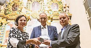 Grosse Ehre. Intendant Francesco Walter (rechts) nimmt den &laquo;Kultur- und Wirtschaftspreis Wallis&raquo; f&uuml;r das Musikdorf Ernen aus den H&auml;nden  von Staatsrat Christophe Darbellay und Staatsr&auml;tin Esther Waeber-Kalbermatten entgegen. 