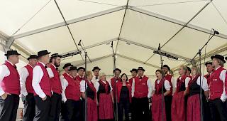 Folkloristischete Darbietungen auf dem Dorfplatzmit Fahnenschwingern und Jodelkonzerten.