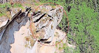 Risikostelle. Ein weiterer, mehrere Hundert Kubikmeter grosser Fels wird derzeit &uuml;berwacht.