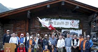 <b>Impressionen.</b> Gruppenfoto mit den Ehreng&auml;sten Ramon Zenh&auml;usern (ganz links) und Patrizia Kummer (mittig mit grauem Cap).