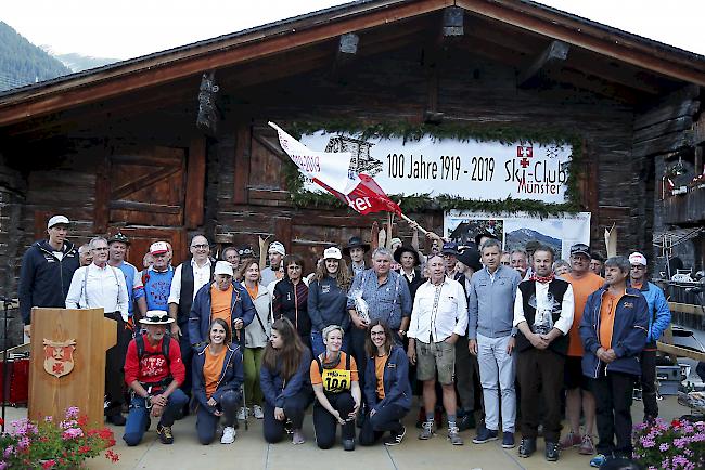 <b>Impressionen.</b> Gruppenfoto mit den Ehrengästen Ramon Zenhäusern (ganz links) und Patrizia Kummer (mittig mit grauem Cap).