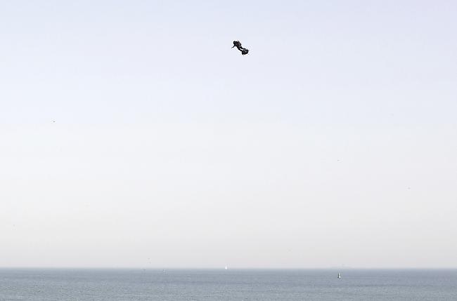 Dem französischen Extremsportler Franky Zapata ist am Sonntag als erstem «fliegenden Mann» die Überquerung des Ärmelkanals gelungen. Der 40-jährige Jetski-Weltmeister landete planmässig mit seinem Flyboard Air am Sonntagvormittag in Grossbritannien. Fotos keystone