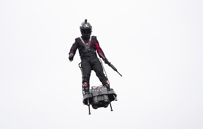 Dem französischen Extremsportler Franky Zapata ist am Sonntag als erstem «fliegenden Mann» die Überquerung des Ärmelkanals gelungen. Der 40-jährige Jetski-Weltmeister landete planmässig mit seinem Flyboard Air am Sonntagvormittag in Grossbritannien. Fotos keystone