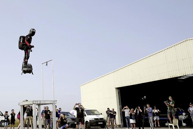 Dem französischen Extremsportler Franky Zapata ist am Sonntag als erstem «fliegenden Mann» die Überquerung des Ärmelkanals gelungen. Der 40-jährige Jetski-Weltmeister landete planmässig mit seinem Flyboard Air am Sonntagvormittag in Grossbritannien.  Fotos keystone