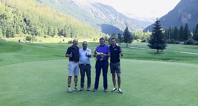 Beim erstes Gemeindegolfturnier des Golfclubs Matterhorn gewann das Team Randa mit den Spielern Charles Kuonen, Armin Zumtaugwald, Samuel Gasser und Gerold Berchtold. Foto zvg