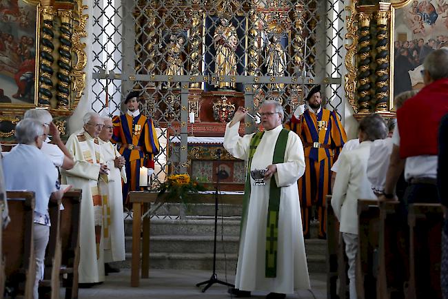 <b>Impressionen.</b> Generalvikar Richard Lehner segnete die Kirche während der Heiligen Messe.