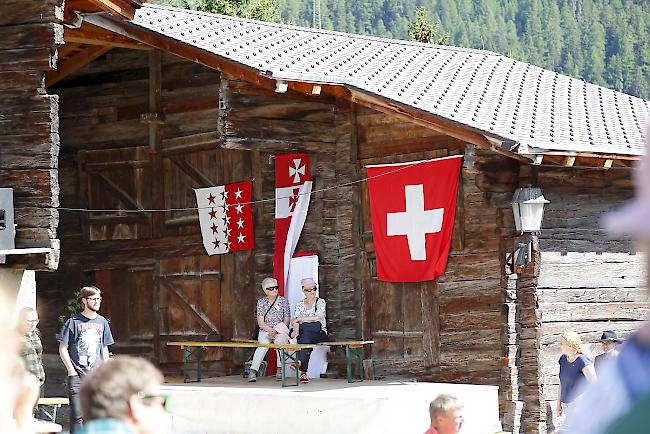 <b>Impressionen.</b> Unter heimischen Farben suchten die Festteilnehmer Schatten. OK-Präsident habe einen direkten Draht zu Petrus, munkelte man.