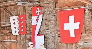 Rot-Weiss. Unter heimischen Farben vor der prallen Sonne Schutz gesucht.