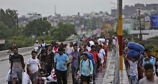Nach Hinweisen auf Anschlagspl&auml;ne f&uuml;r den indischen Teil der Region Kaschmir verlassen tausende Touristen fluchtartig das Gebiet. 