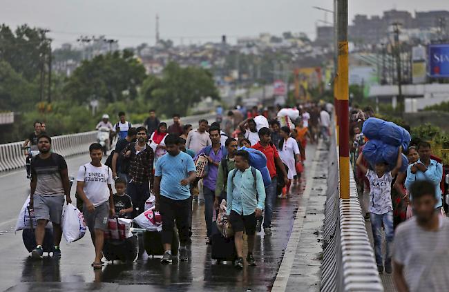 Nach Hinweisen auf Anschlagspläne für den indischen Teil der Region Kaschmir verlassen tausende Touristen fluchtartig das Gebiet.